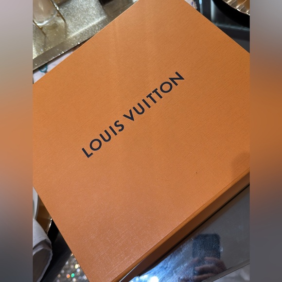 LOUIS VUITTON BOM DIA MULE SLIDES
Size 38 EU 7.5 US USED w/LV BOX &Dust Bag - Picture 6 of 9